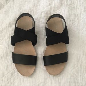 Black universal thread sandals